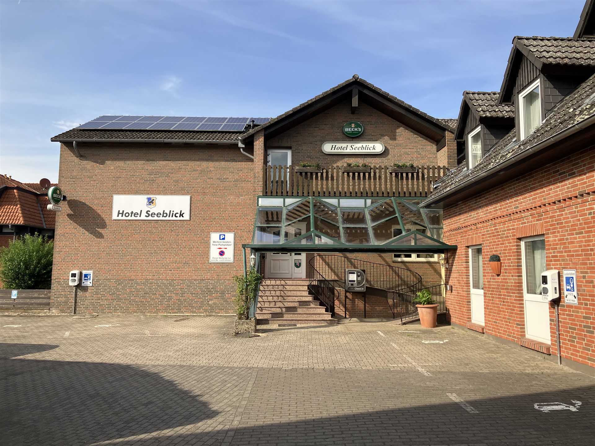 Hotel Seeblick – entrance with parking