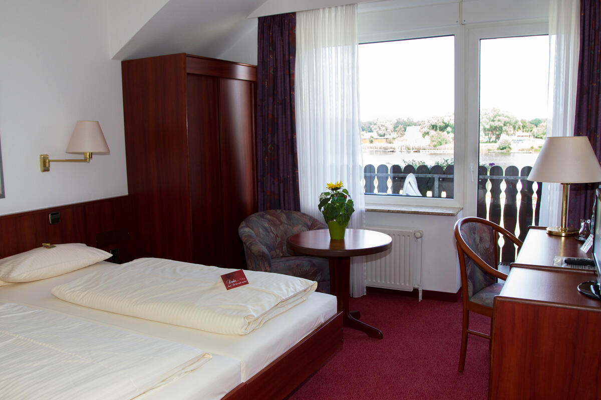 Room with direct lake view